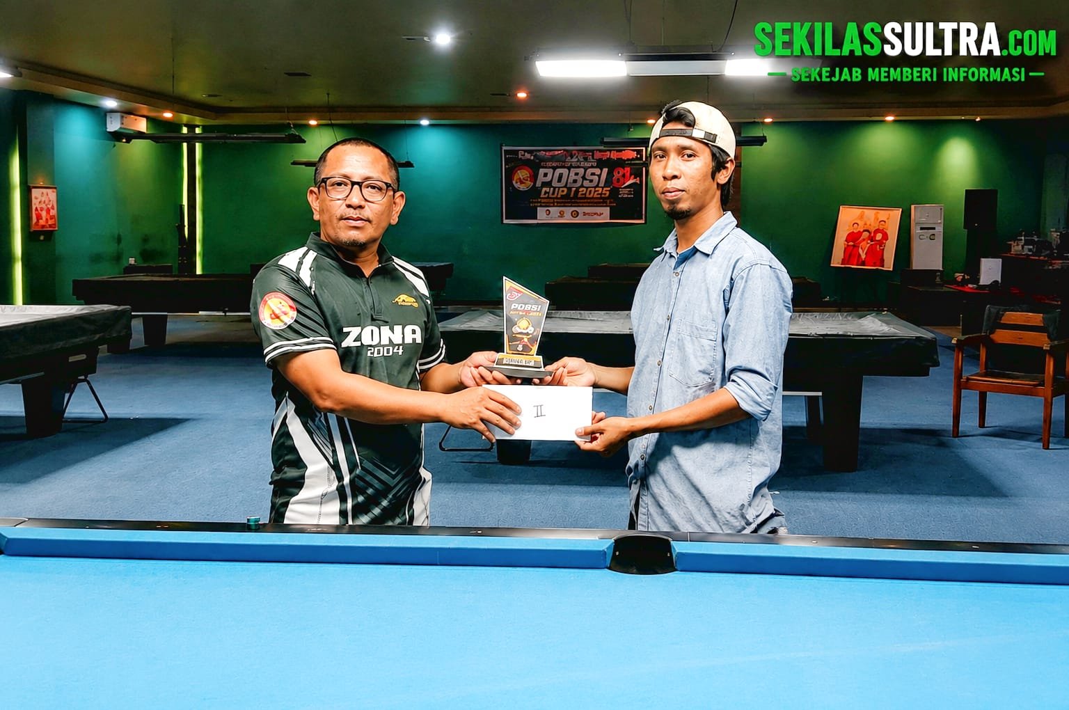 Ketua saat memberikan hadiah juara dua dipertandingan